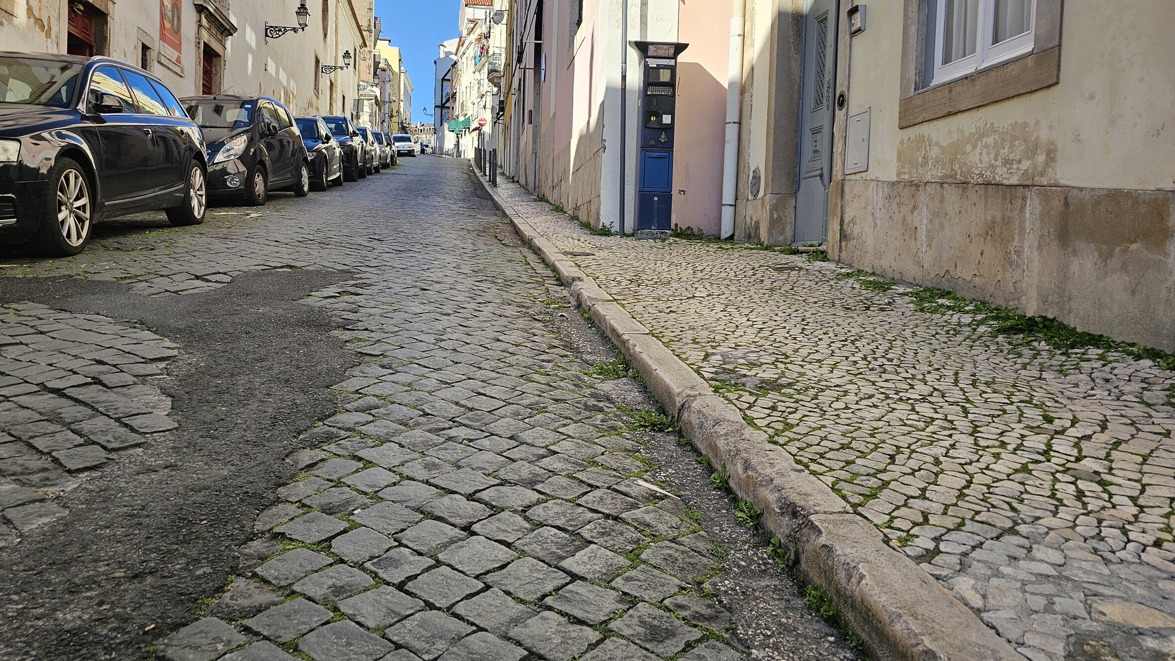 Substituição da calçada nas zonas pedonais da Rua de O Século