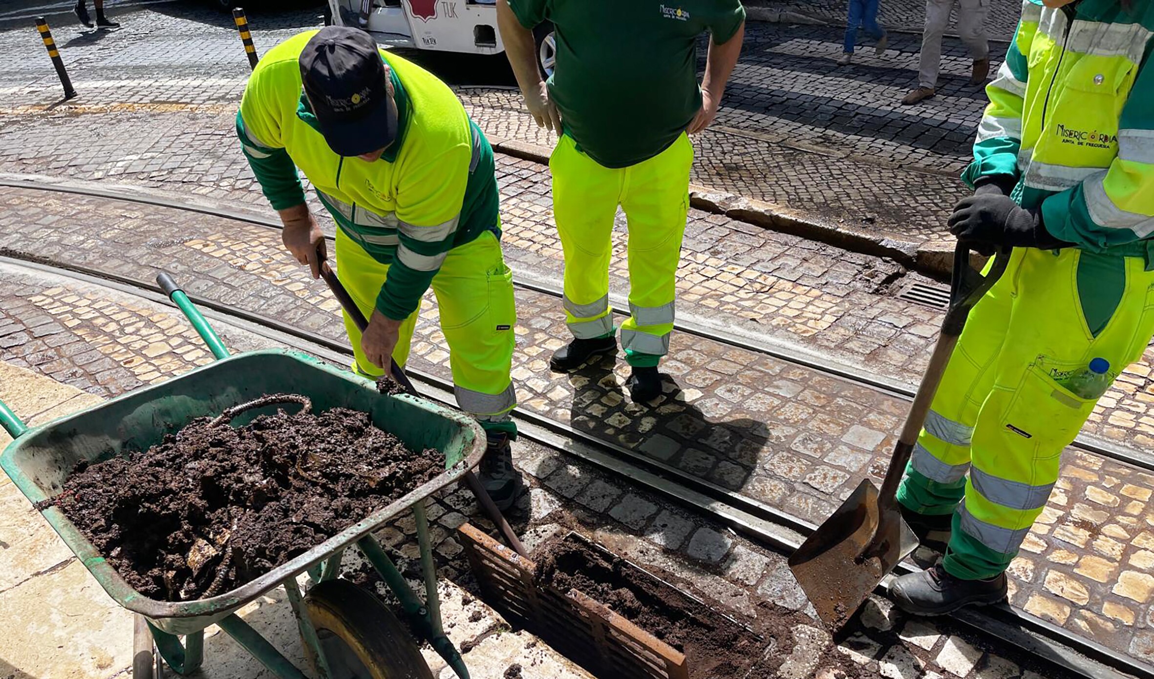 Reforço na desobstrução de sarjetas e sumidouros