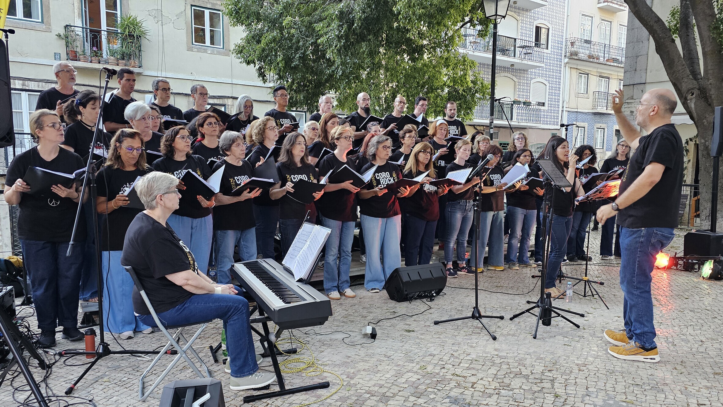 Coro Rock FM leva harmonia ao Largo Agostinho da Silva
